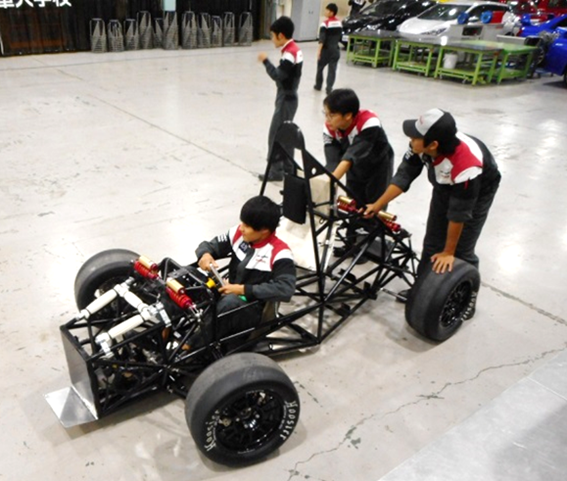 学生フォーミュラチーム 一級工学科3年生へ、バトンタッチ