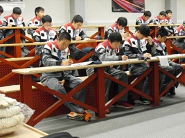男山東中学校の皆さんが京都校で整備士体験