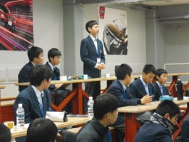 男山東中学校の皆さんが京都校で整備士体験